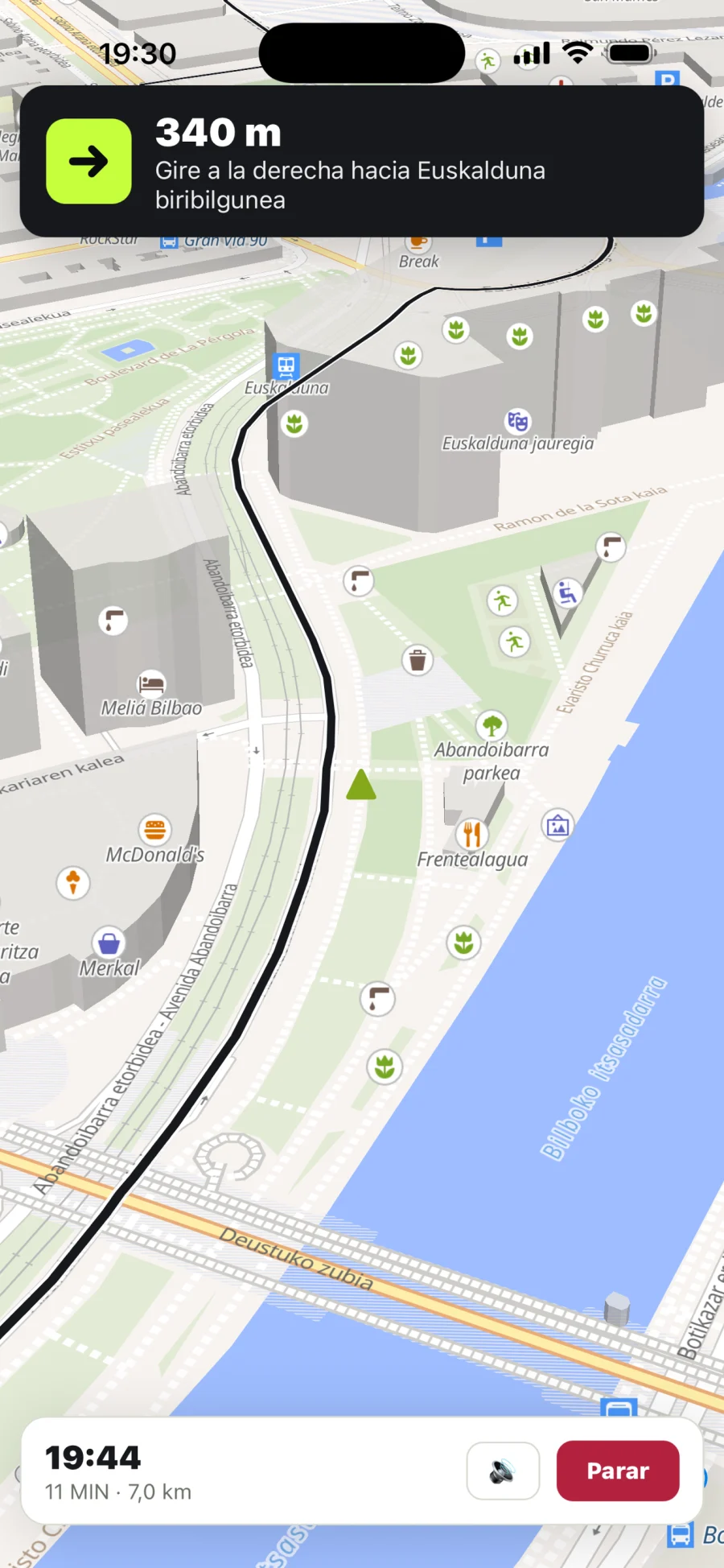 emap guiando una ruta junto a la ría de Bilbao